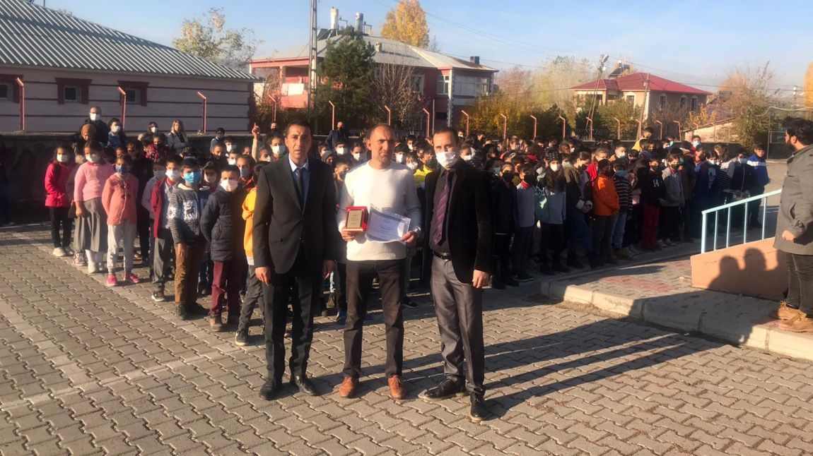 Okulumuz Çalışanı Subhi TURGUT 'a Plaket ve Teşekkür Belgesi Verildi